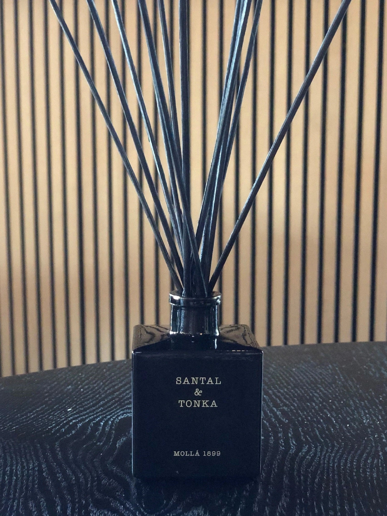 Namų kvapų difuzorius su lazdelėmis "Santal & Tonka"